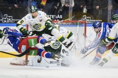 Jonas Engström får en tryckare av Roope Talaja